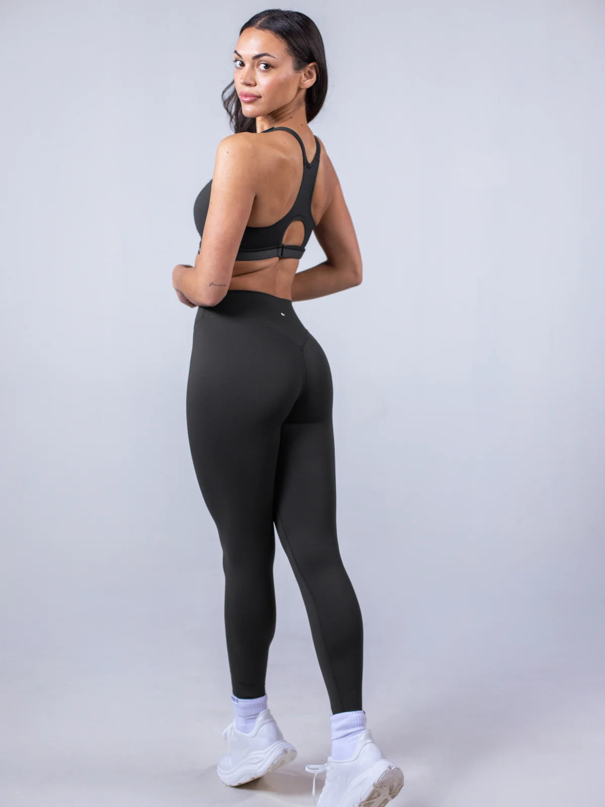 No front seam. All-day motion.